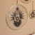 dekoracja-scienna-tajemnicza-dlon.webp