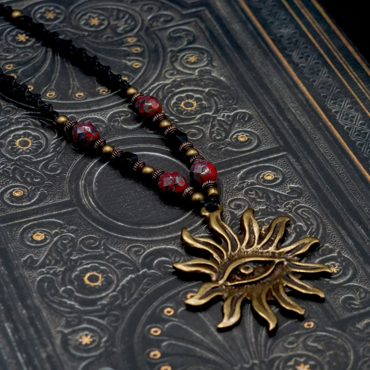 naszyjnik dark boho z zawieszka oko czerń i czerwień boheme noir.webp