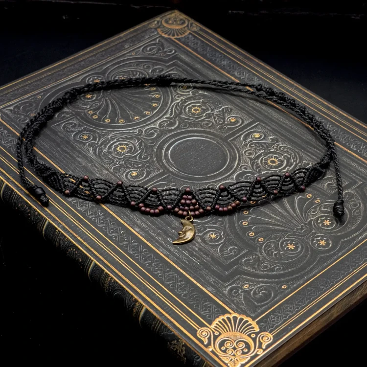 naszyjnik wyplatany krótki choker czarny księżć celestial boheme noir.webp
