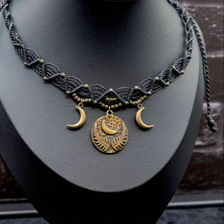 choker mikromakrama w sytylu boho paprocie księżyc boheme noir.webp