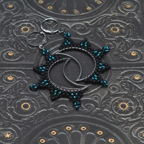 kolczyki księżyce z koralikami beading boheme noir.webp