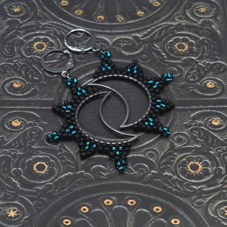kolczyki księżyce z koralikami beading boheme noir.webp