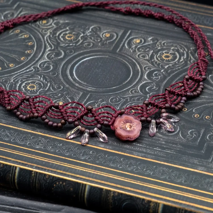choker makrama burgund i róż kwiat boheme noir.webp