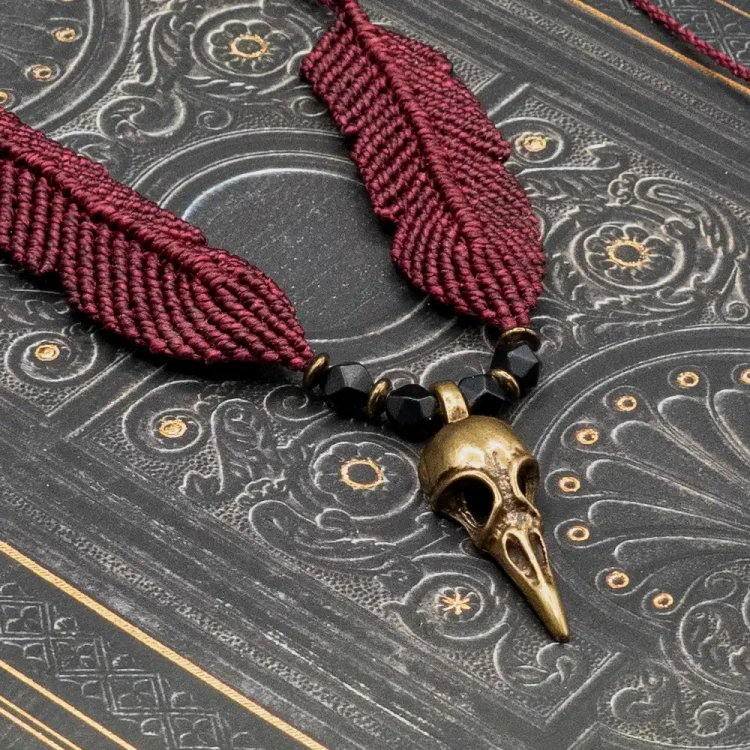 naszyjnik burgundowy czaszka kruka boheme noir.webp