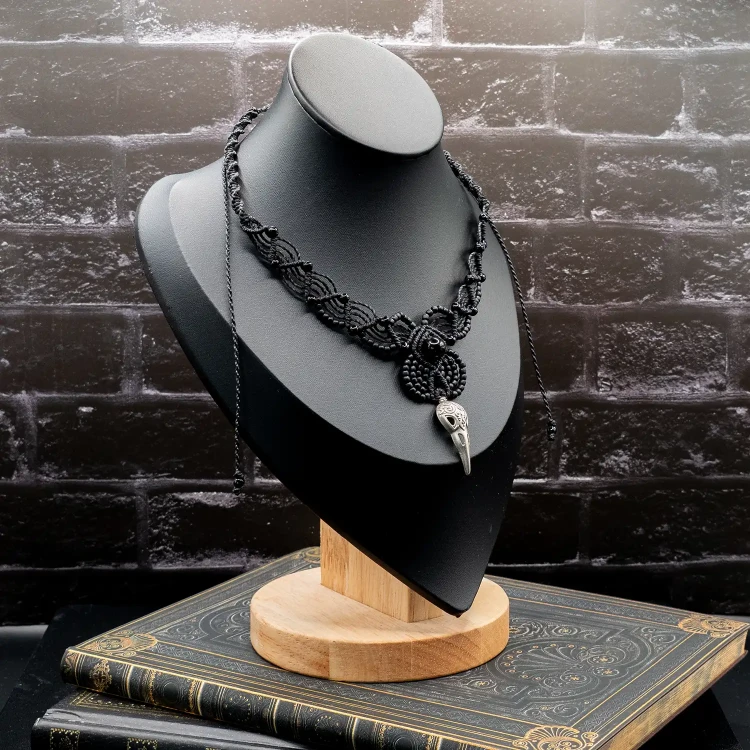 naszyjnik choker czarny makramowy z krukiem boheme noir.webp