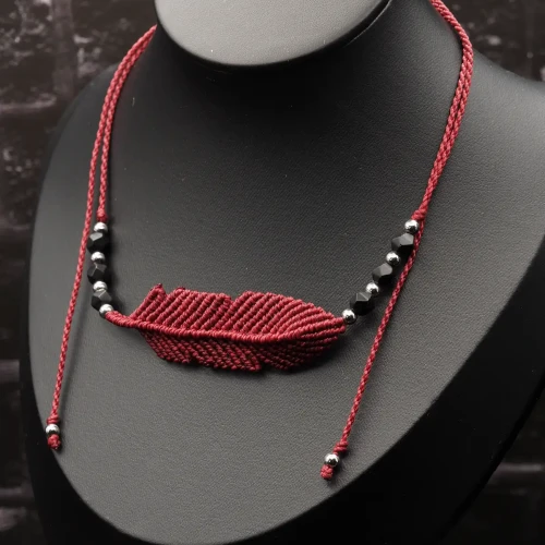 choker czerwony sznurkowy piórko.webp