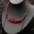 choker czerwony sznurkowy piórko.webp