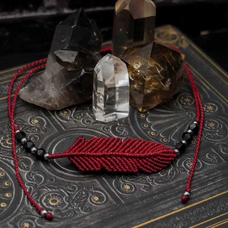czerwony choker makrama pióro.webp
