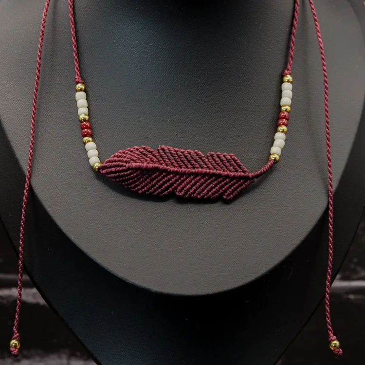 choker bordowy piórko makrama.webp