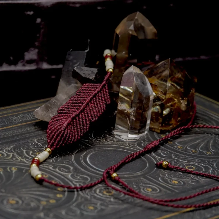 naszyjnik choker makrama styl boho burgund piórko.webp