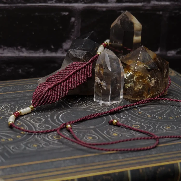 naszyjnik makramowy choker boho hippie pióro bordo.webp