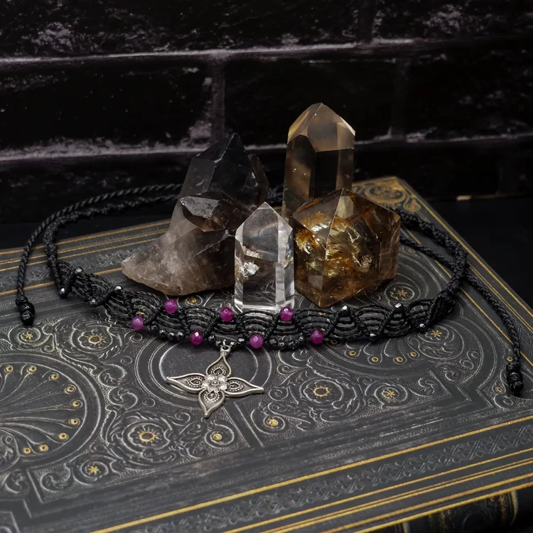 czarny choker róż kwiat makrama.webp