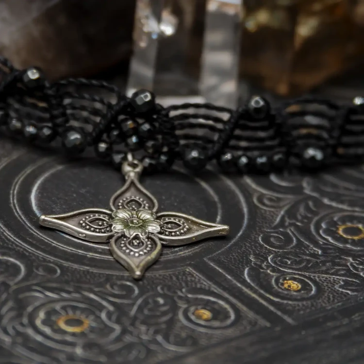 choker makramowy z zawieszka czarny kwiat.webp
