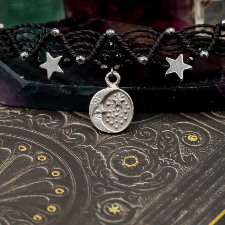 czarny choker makramowy srebrne koraliki z hematytu zawieszka księzyc